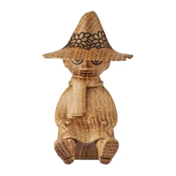 Dsignhouse x Moomin Puuhahmot^Muumi puukoriste Nuuskamuikkunen 9 cm, TAMMI (FSC)