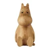 Dsignhouse x Moomin Puuhahmot^Muumipeikko puukoriste Muumipeikko 10 cm, TAMMI (FSC)