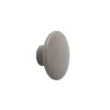 Muuto Koukut & Vaateripustimet|Lastenhuoneen Säilytys^The Dots -vaatekoukku taupe, Ø 6,5 cm